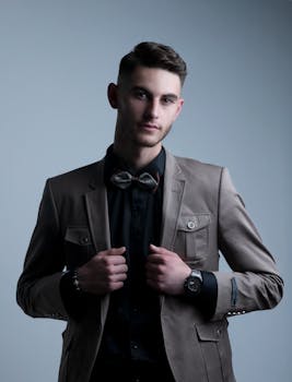 一位时尚的年轻人，身着时髦西装，打着领结，散发着优雅与自信