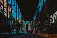 街景映在脚手架的玻璃倒影中，展现着城市生活