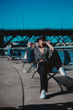 年轻女子身着时尚服装，在风景优美的城市海滨合影