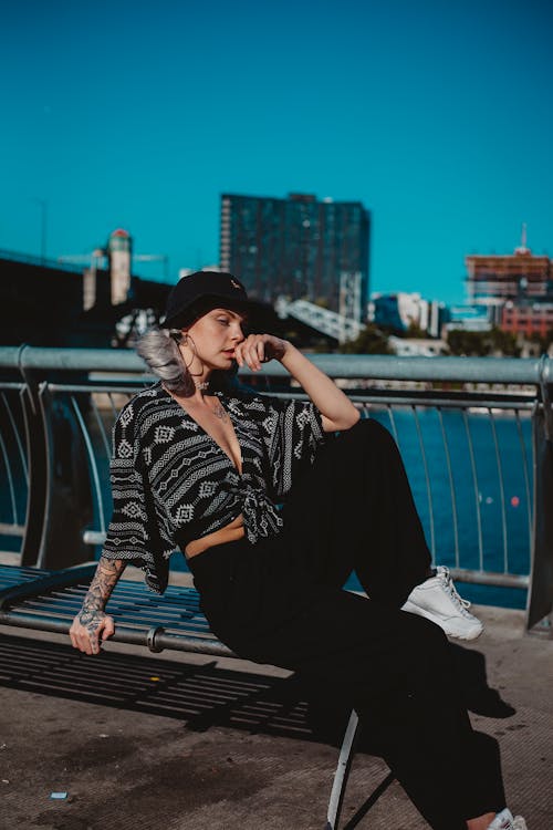 Femme Assise Sur Un Banc De Parc