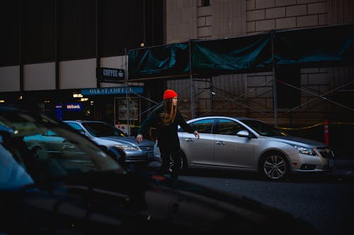 Femme En Veste Noire Avec Chapeau Rouge De Patinage Dans La Rue