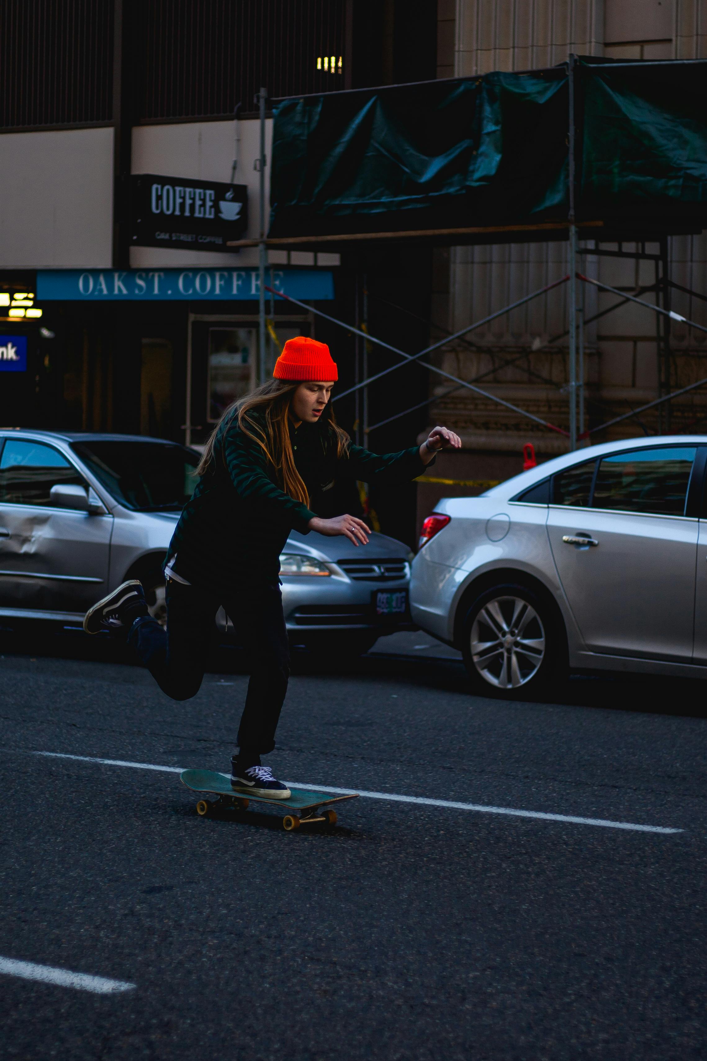 一名年轻女子在城市街道上滑板，展现了城市生活方式与现代交通