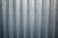 特写展示了灰色波纹金属表面均匀的图案和坚固的结构