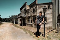 在德克萨斯州温伯利的乡村街道上，一名身着西式服装的男子站在那里