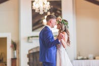 一对新婚夫妇在婚礼当天于室内跳了浪漫的第一支舞，捕捉到了他们的喜悦