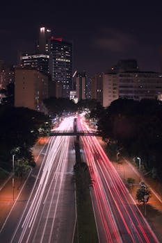 长时间展示圣保罗充满活力的城市夜生活与交通，展现这座城市的活力