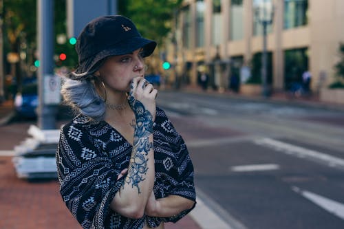 бесплатная Фото женщины с татуировкой Стоковое фото