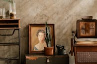 复古房间内配有仙人掌、肖像和木椅，并采用仿古装饰