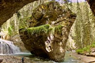 在郁郁葱葱的森林中，探索巨石旁倾泻而下的瀑布，感受这令人惊叹的自然美景