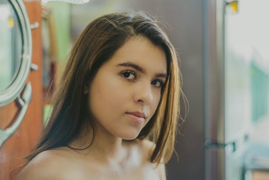 室内光线柔和，背景模糊，一位黑发年轻女子的特写肖像