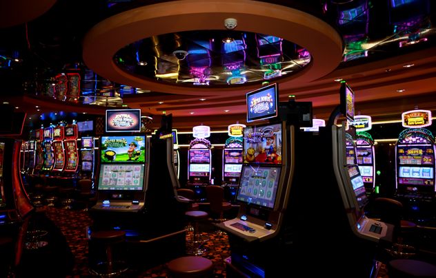 Online Casino: Spielautomaten und Live-Spiele im Überblick