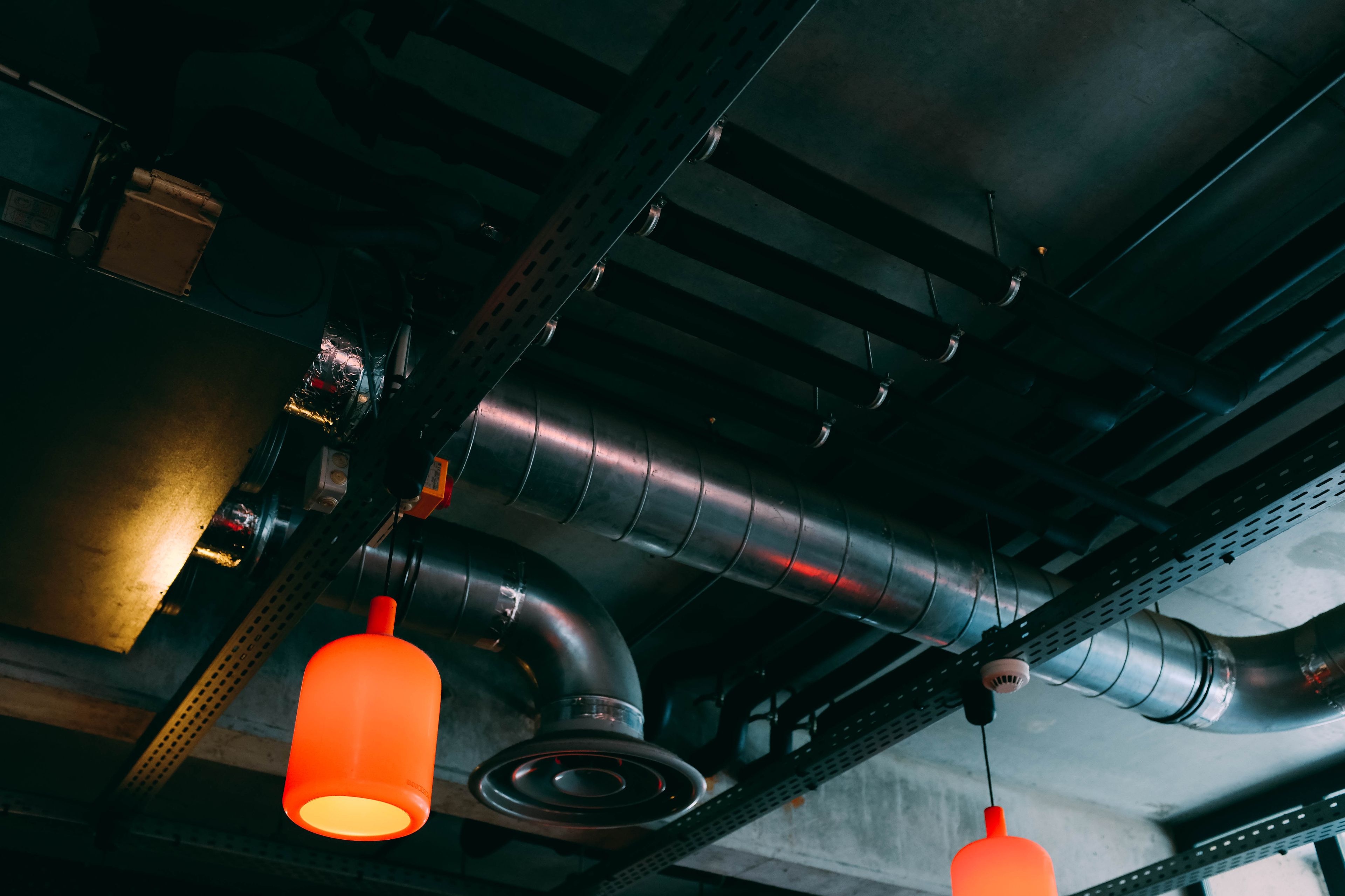 Plafond technique laissant apparaître le tracé complet des gaines et conduits d'extraction