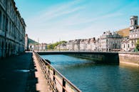 蔚蓝的天空下，古老的建筑静静排列在运河边，城市景观一片宁静