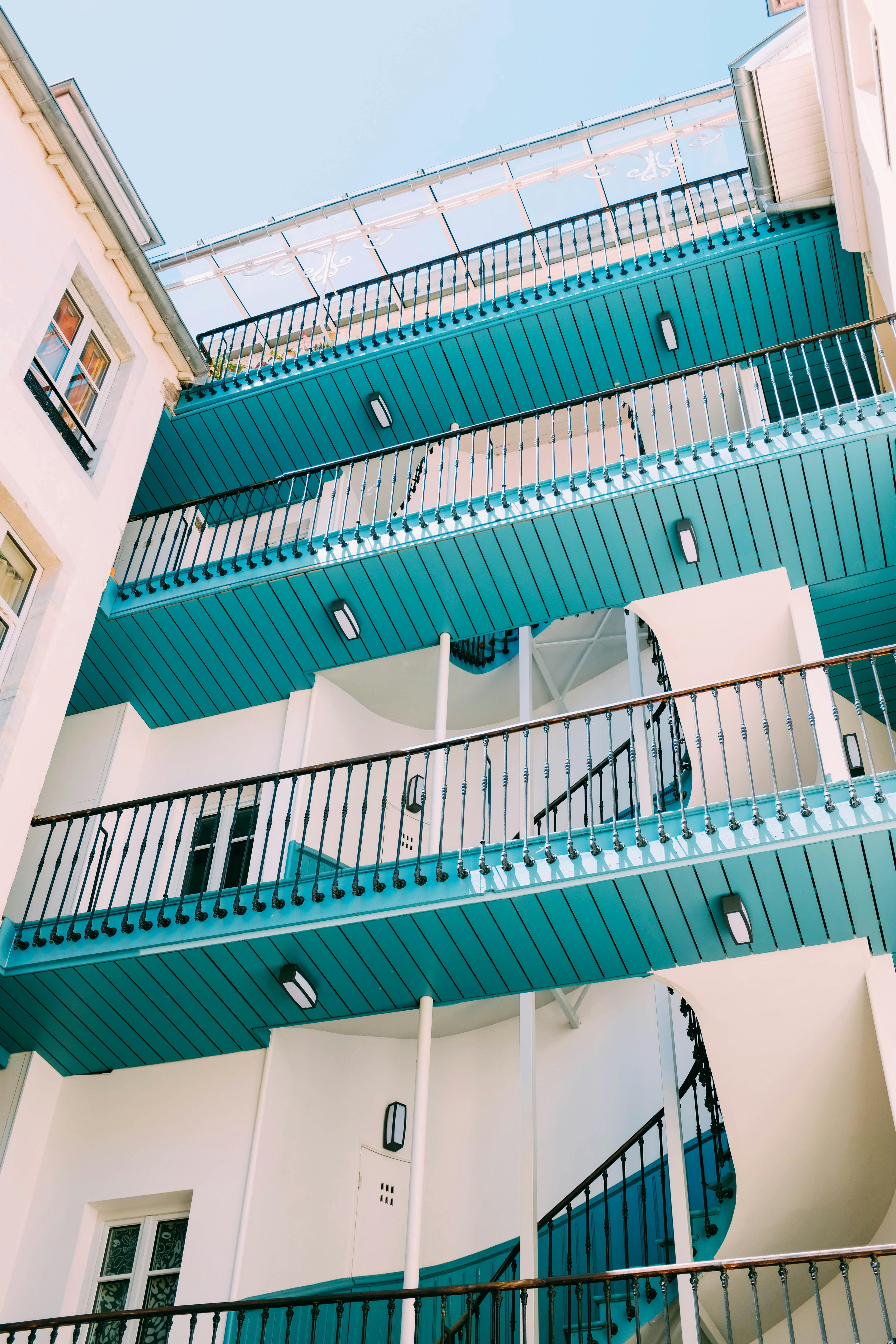 从低角度拍摄的蓝色调多层建筑，展现了城市建筑设计