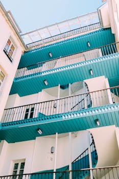 从低角度拍摄的蓝色调多层建筑，展现了城市建筑设计