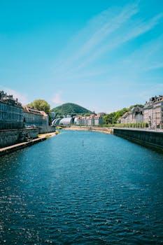 清澈的蓝天下，历史悠久的建筑与美丽的城市河流景观交相辉映