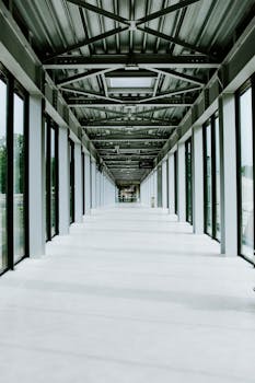 这条现代走廊十分宽敞，设有玻璃墙和外露钢梁，营造出时尚的建筑景观