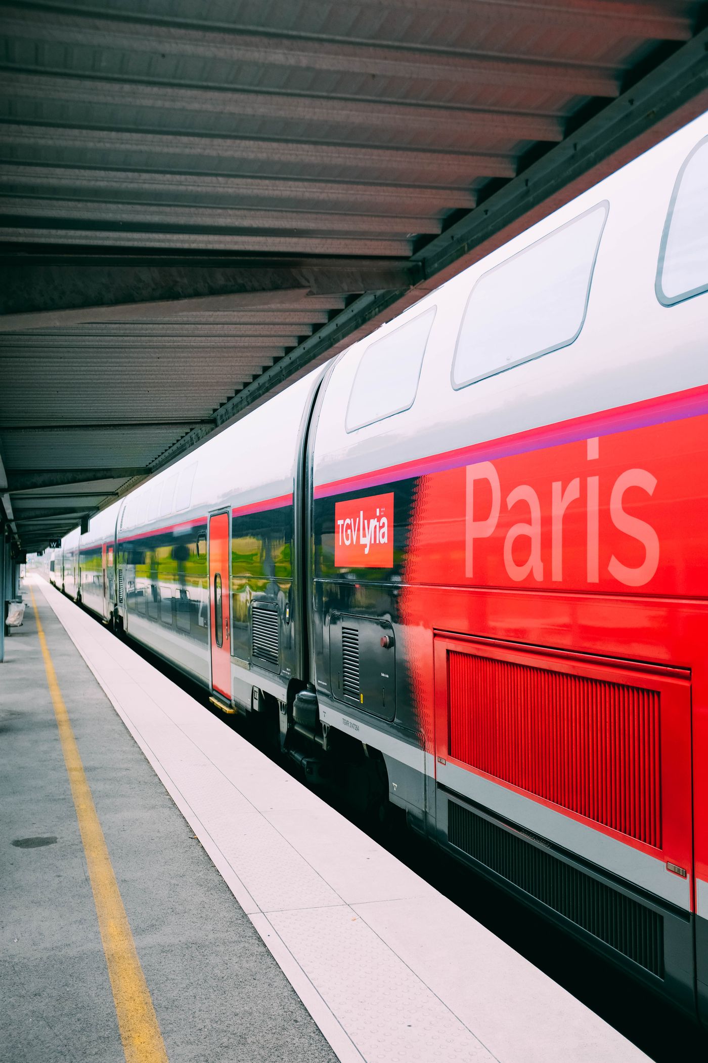 Un TGV à quai dans une gare parisienne