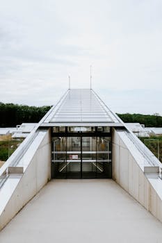 现代建筑的入口采用了时尚的玻璃屋顶设计