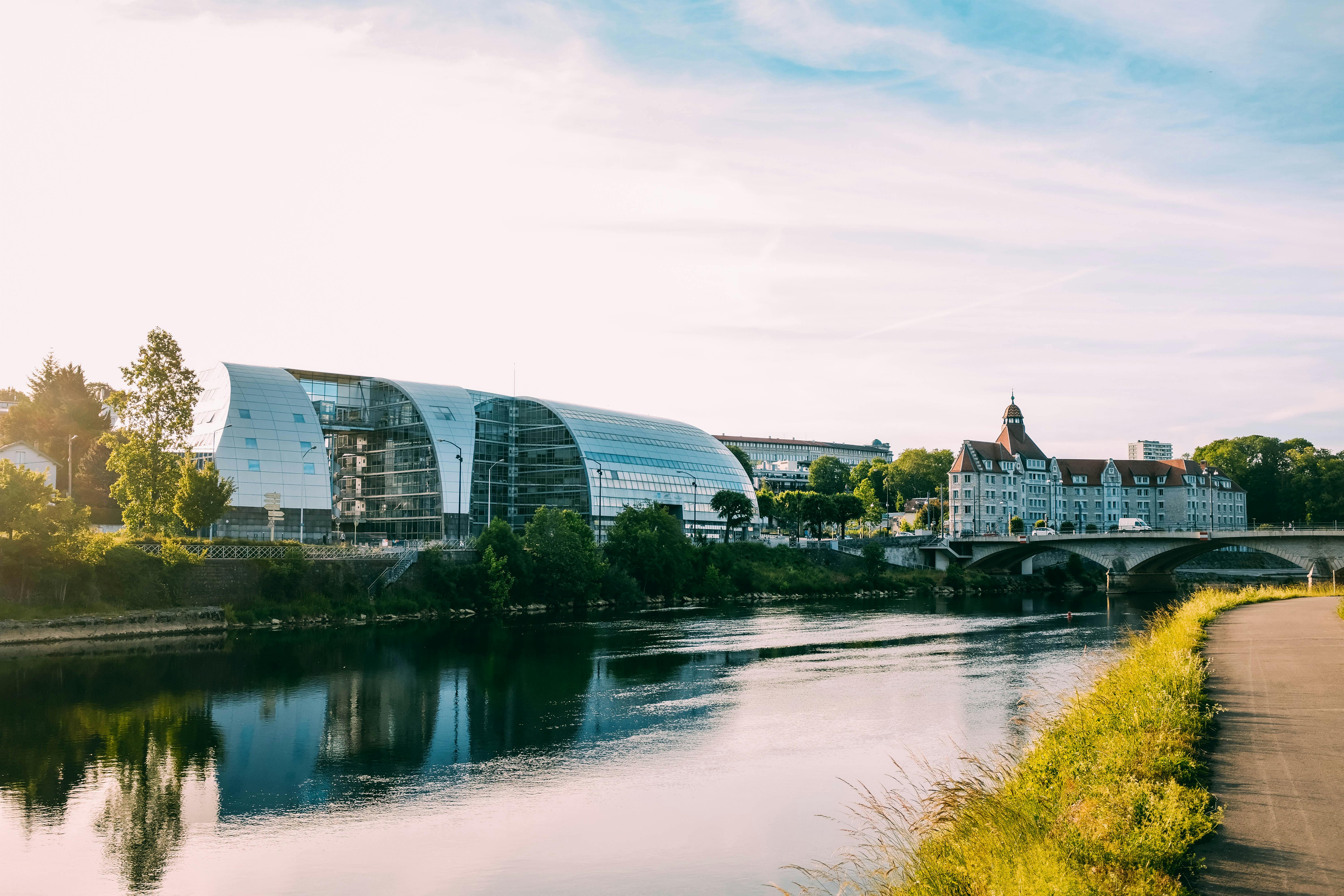 现代建筑奇迹矗立在宁静河畔，映照着城市与自然的和谐