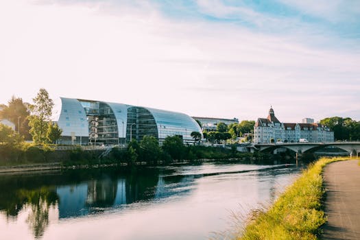 现代建筑奇迹矗立在宁静河畔，映照着城市与自然的和谐