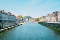 蔚蓝的天空下，宁静的运河两旁矗立着历史建筑景观