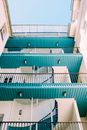 城市建筑明亮，点缀着蓝色装饰和螺旋楼梯
