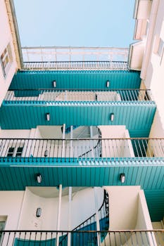 城市建筑明亮，点缀着蓝色装饰和螺旋楼梯