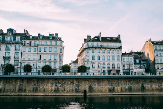晴朗的天空下，迷人的欧洲城市景观中矗立着优雅的海滨建筑