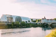 平静的河面上，倒映着当代玻璃建筑和历史悠久的桥梁