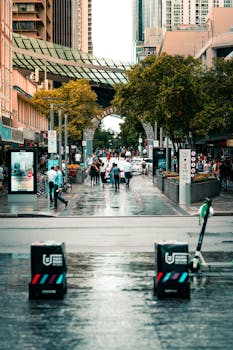 布里斯班市繁忙的街景，捕捉了人们、商店和城市建筑的热闹氛围