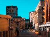 城市街景充满活力，人们在建筑之间漫步