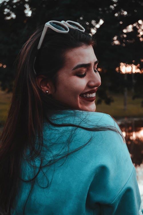 Foto De Mulher Sorrindo Com Lábios Vermelhos