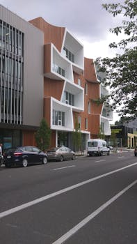 在俄勒冈州波特兰的一条繁忙街道上，拍摄了一栋独特的现代建筑