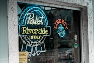 乡村酒吧的橱窗里展示着复古的霓虹啤酒招牌，营造出怀旧的氛围