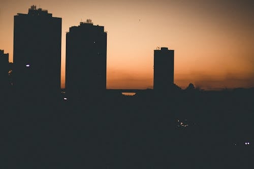 Foto stok gratis bayangan hitam, cakrawala kota, gedung menara