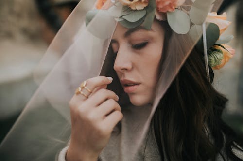 무료 꽃 왕관을 쓰고있는 여자의 사진 스톡 사진
