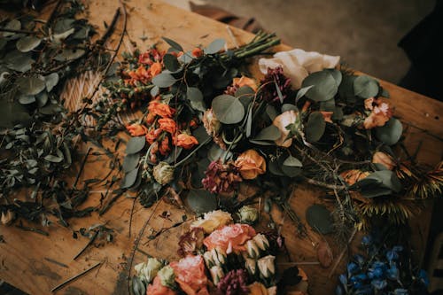 Foto Van Bloemen Op Houten Tafel