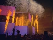 现场表演激动人心，烟火绚烂，人群充满活力