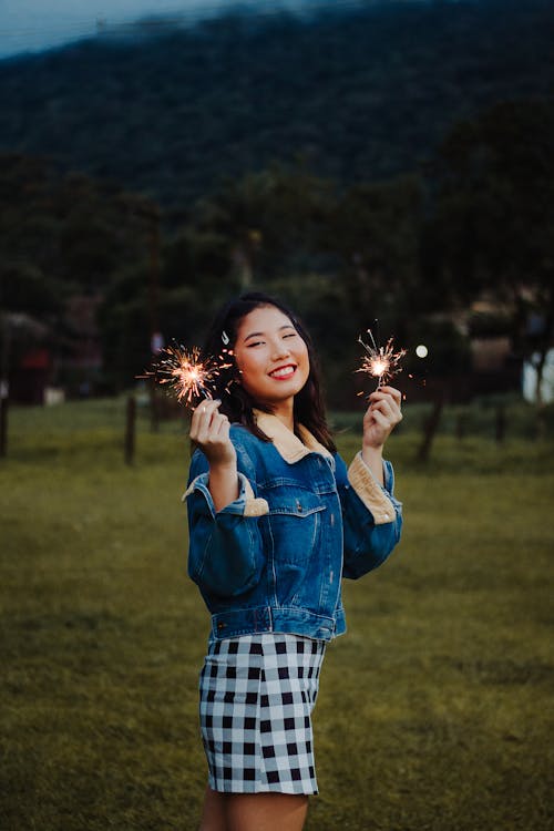 一個女人拿著煙火的照片