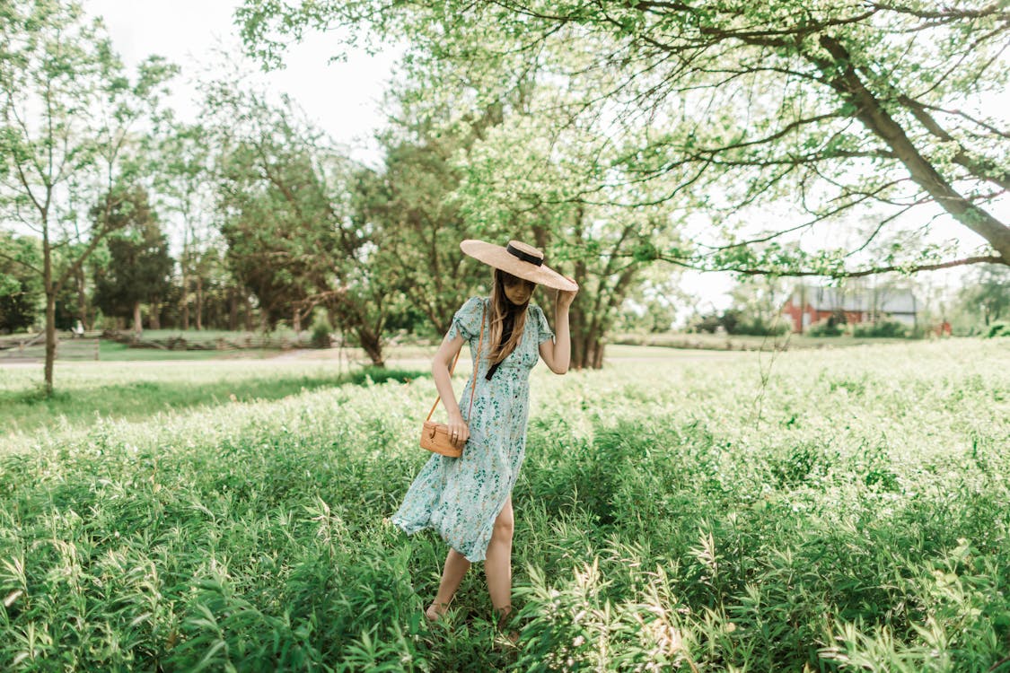 Foto De Mujer Con Sombrero Para El Sol