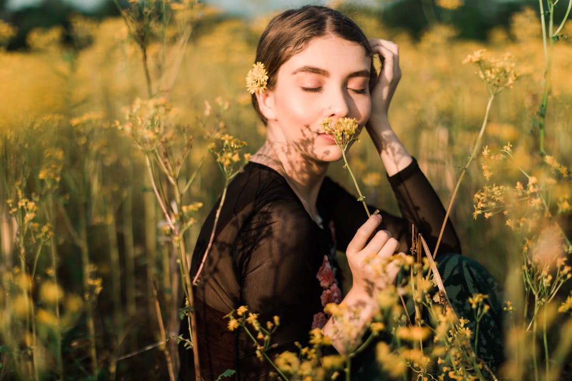 無料 黄色い花の香りがする女性の写真 写真素材