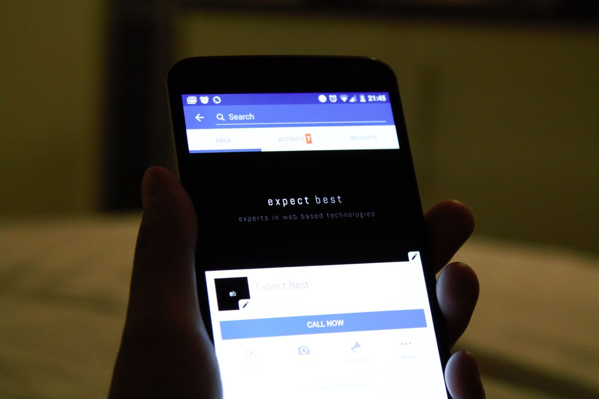 Mão segurando smartphone com aplicativos de redes sociais