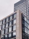 美因河畔法兰克福的一座现代摩天大楼低角度视图，展现了当代都市建筑