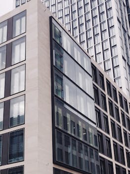 从某个角度看去，法兰克福一座现代摩天大楼的玻璃与石材立面清晰可见