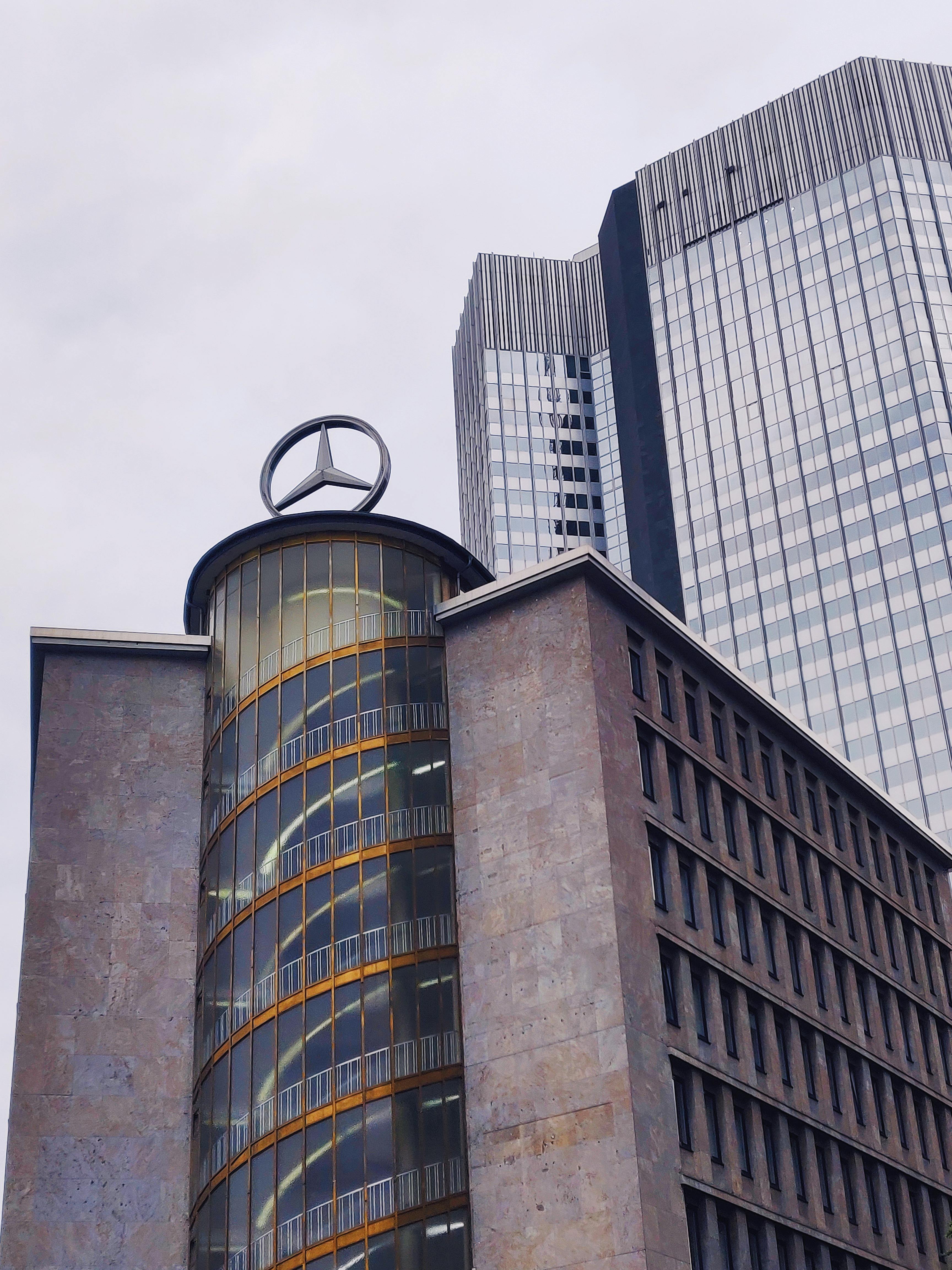 法兰克福美因河畔的当代摩天大楼体现了现代城市建筑