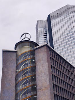 法兰克福美因河畔的当代摩天大楼体现了现代城市建筑