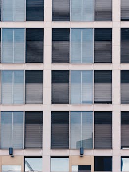 法兰克福现代建筑立面的特写，采用了玻璃和金属元素