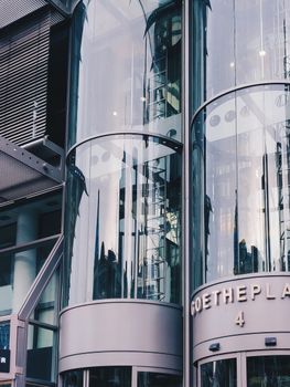 法兰克福市中心当代玻璃建筑的立面映照着城市景观