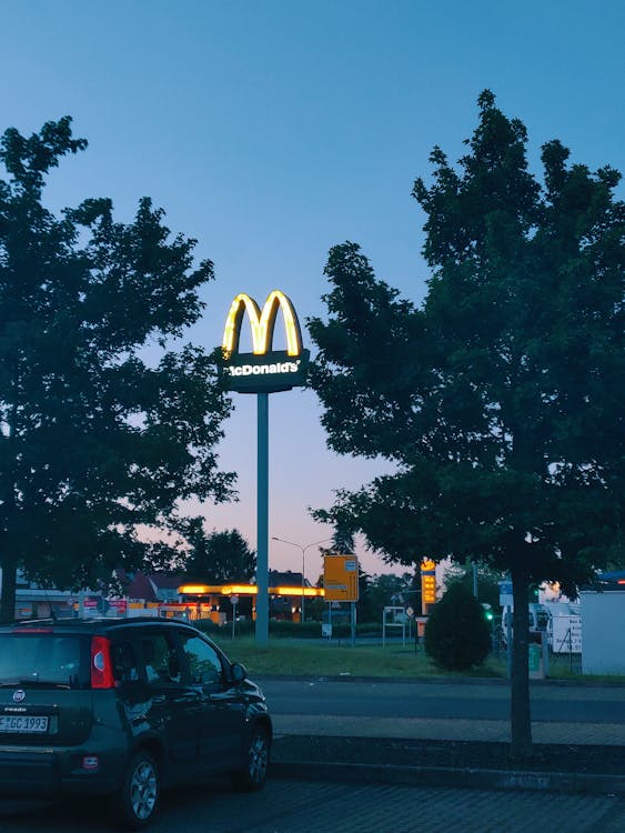 Photo D'une Voiture Garée Près De Mc Donald's